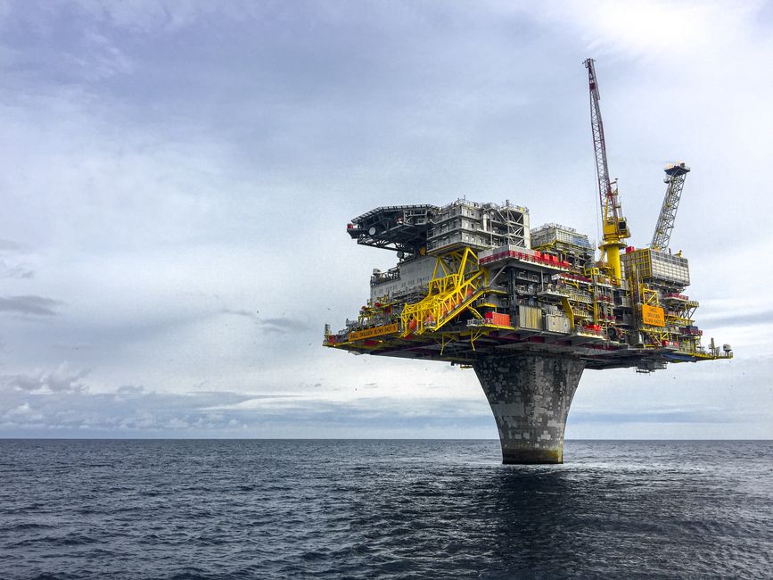 Oil Hits $95 on Red Sea Threat; Prediction Markets See 16% Chance of All-Time High