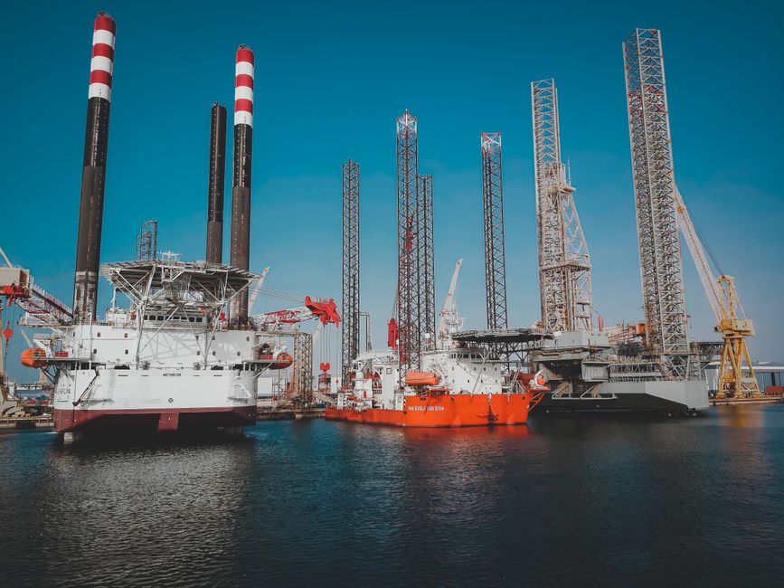 IRGC Warns Gulf Bases as Tensions Spike: Oil and Markets on Edge